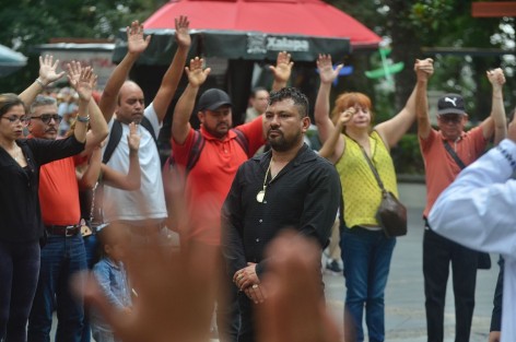 Un grupo de curanderos liderados por “El Toro” conocido brujo de de Catemaco, realizaron una limpia grupal al aire libre en el parque Juarez. La iniciativa busca brindar ayuda espiritual a quienes no pueden trasladarse hasta su santuario ubicado en Catemaco.