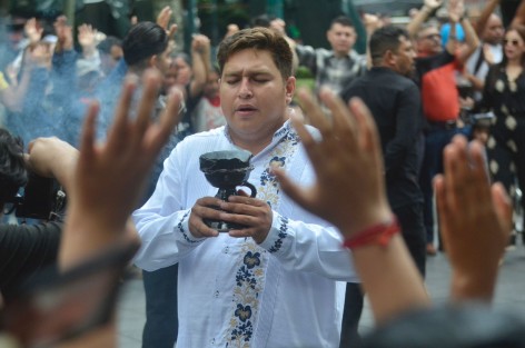 Un grupo de curanderos liderados por “El Toro” conocido brujo de de Catemaco, realizaron una limpia grupal al aire libre en el parque Juarez. La iniciativa busca brindar ayuda espiritual a quienes no pueden trasladarse hasta su santuario ubicado en Catemaco.
