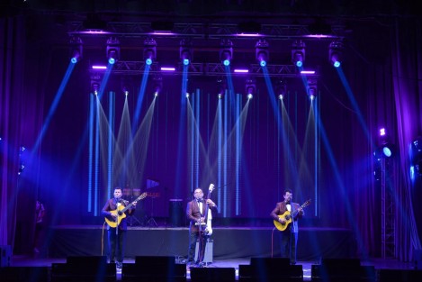 En su segunda velada, el Festival Internacional del Bolero, organizado por el Gobierno del Estado, llenó de romanticismo el Teatro Netzahualcóyotl al celebrar la Noche de tríos en Tlacotalpan, elegida sede por abrazar este género como parte de su identidad sonora, cuna de grandes cantautores y escenario ideal que fusiona nostalgia, amor y bohemia.
 
