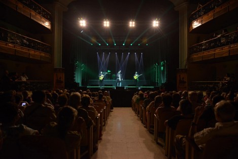 En su segunda velada, el Festival Internacional del Bolero, organizado por el Gobierno del Estado, llenó de romanticismo el Teatro Netzahualcóyotl al celebrar la Noche de tríos en Tlacotalpan, elegida sede por abrazar este género como parte de su identidad sonora, cuna de grandes cantautores y escenario ideal que fusiona nostalgia, amor y bohemia.
 
