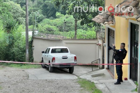 En Coatepec, elementos de seguridad publica detuvieron a un sujeto que transitaba sobre la calle Constitución con una cabeza humana en un morral. Minutos después, el individuo fue detenido, pues aseguró que le había quitado la vida a una persona
