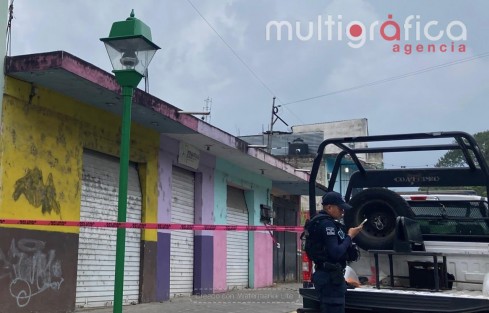 En Coatepec, elementos de seguridad publica detuvieron a un sujeto que transitaba sobre la calle Constitución con una cabeza humana en un morral. Minutos después, el individuo fue detenido, pues aseguró que le había quitado la vida a una persona
