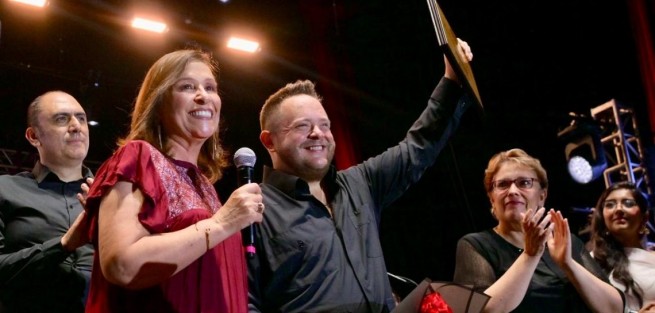 Al encabezar la ceremonia de clausura del primer Festival Internacional del Bolero, la gobernadora Rocío Nahle García reconoció a artistas, público y organizadores por hacer de este evento un referente nacional de cultura, identidad y emoción colectiva.
