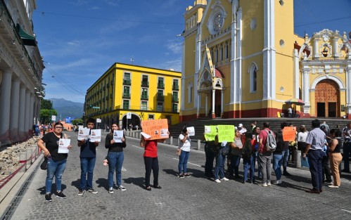 Familiares y amigos de Antonio Aldazaba Sánchez bloquearon este lunes la avenida Enríquez, en el centro de la ciudad, para exigir a las autoridades estatales que intensifiquen la búsqueda del hombre, desaparecido desde el pasado 10 de julio.

