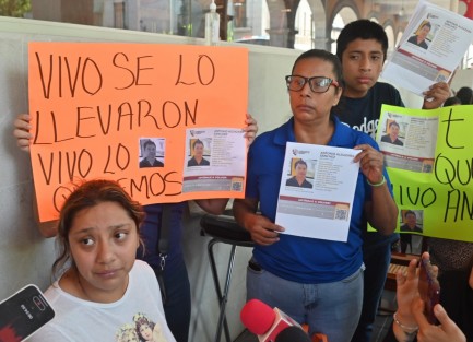 Familiares y amigos de Antonio Aldazaba Sánchez bloquearon este lunes la avenida Enríquez, en el centro de la ciudad, para exigir a las autoridades estatales que intensifiquen la búsqueda del hombre, desaparecido desde el pasado 10 de julio.

