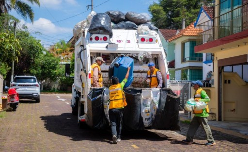 El Ayuntamiento de Xalapa exhorta a la ciudadanía a solidarizarse con la labor que realiza el personal de la Dirección de Limpia Pública y contribuir a su seguridad, no sacando a los puntos de recolección jeringas, vidrios u objetos punzocortantes sin el embalaje adecuado, ya que esto puede generar accidentes.

