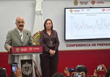 Sin precisar cuánto debe pagarse actualmente por el servicio de taxi, la gobernadora Rocío Nahle pidió esperar unos días más para conocer la nueva tarifa oficial en Xalapa y Veracruz. En conferencia, exhortó a los conductores a no abusar de los usuarios, especialmente de quienes viven en zonas alejadas. Por su parte, el secretario de Gobierno, Ricardo Ahued, informó que tras más de dos décadas sin ajustes conforme a la inflación, en los próximos días se publicará la actualización legal de tarifas, resultado de un análisis realizado por instrucciones de la mandataria en coordinación con la Secretaría de Seguridad Pública y la Dirección General de Autotransporte.
