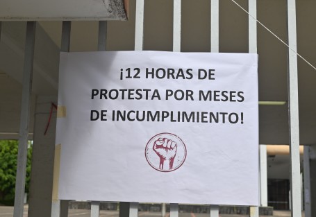 Profesores de la Escuela Normal Veracruzana cerraron este día los accesos del plantel en protesta porque la SEV no les ha pagado el estímulo al desempeño docente. Advierten que esta acción será por 12 horas este martes.

