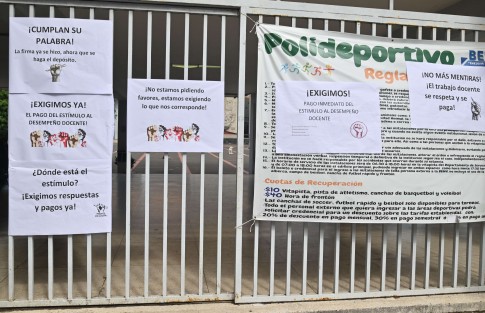 Profesores de la Escuela Normal Veracruzana cerraron este día los accesos del plantel en protesta porque la SEV no les ha pagado el estímulo al desempeño docente. Advierten que esta acción será por 12 horas este martes.
