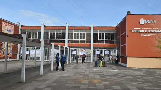 Profesores de la Escuela Normal Veracruzana cerraron este día los accesos del plantel en protesta porque la SEV no les ha pagado el estímulo al desempeño docente. Advierten que esta acción será por 12 horas este martes.
