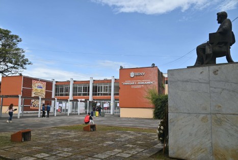 Profesores de la Escuela Normal Veracruzana cerraron este día los accesos del plantel en protesta porque la SEV no les ha pagado el estímulo al desempeño docente. Advierten que esta acción será por 12 horas este martes.
