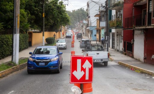 Derivado de la obra de pavimentación integral que se realiza en Circuito Presidentes, a partir de hoy se cerró al tránsito vehicular la intersección que forma esta avenida con la calle Obreros Textiles, por lo que se exhorta a los automovilistas a extremar precauciones y programar sus recorridos.
