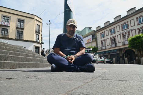 Juan Ricardo Ordóñez Jerez, oriundo de Coatzacoalcos, se encadenó este martes a un poste de luminarias en plena Plaza Lerdo, frente al Palacio de Gobierno de Veracruz. Al mismo tiempo, inició una huelga de hambre como forma de exigir protección y justicia, luego de denunciar amenazas de muerte tras haber expuesto un presunto fraude inmobiliario que involucra —según sus señalamientos— a personas cercanas a la Fiscalía General del Estado.