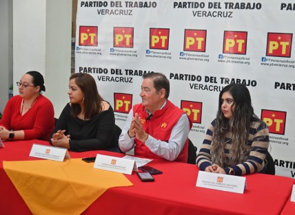 Vicente Aguilar Aguilar, coordinador de la Comisión Ejecutiva Estatal del Partido del Trabajo (PT), consideró como “normal” en un partido político la pretensión de varios aspirantes que buscan dirigirlo, pues anteriormente no había varios tiradores “porque el pastel era chico y que ahora es grande, obvio que muchos quieren”.
