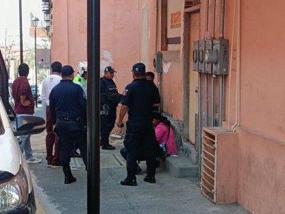 Este miércoles fue detenido un sujeto por elementos de Tránsito del Estado y posteriormente entregado a oficiales de la Secretaría de Seguridad Pública (SSP) sobre la calle de Nicolas Bravo, quien se encontraba golpeando a una mujer.