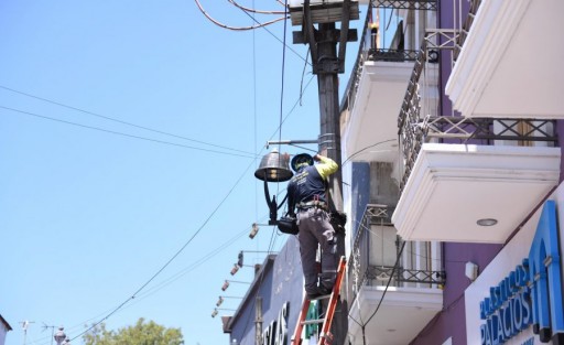 El Ayuntamiento, en coordinación con empresas privadas y la Comisión Federal de Electricidad (CFE), inició trabajos de desmantelamiento de la red eléctrica aérea para realizar la transición a instalaciones subterráneas en la calle Abasolo y algunos sectores de Poeta Jesús Díaz y Dr. Rafael Lucio.