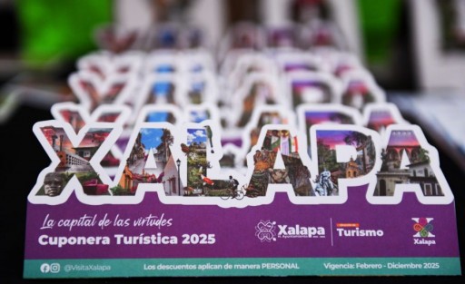  Xalapa está viva y espera con los brazos abiertos a todas y todos para que disfruten de las actividades turísticas, artísticas y culturales que se ofrecerán en esta temporada en la ciudad, afirmó el alcalde Alberto Islas Reyes, durante la presentación del Programa Vacacional “Verano en Xalapa 2025”.