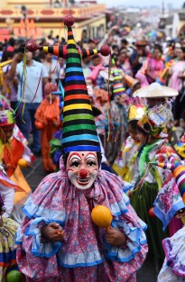 Niños danzantes participan en la tradicional procesión en honor a Santa María Magdalena, patrona de Xico, Veracruz, donde durante varios días se celebran festividades en su honor.
