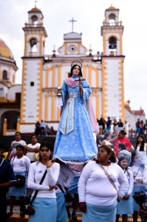 Niños danzantes participan en la tradicional procesión en honor a Santa María Magdalena, patrona de Xico, Veracruz, donde durante varios días se celebran festividades en su honor.
