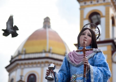 Niños danzantes participan en la tradicional procesión en honor a Santa María Magdalena, patrona de Xico, Veracruz, donde durante varios días se celebran festividades en su honor.
