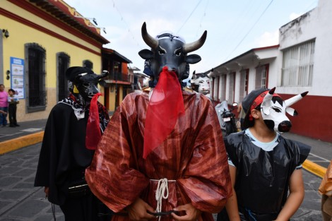 Niños danzantes participan en la tradicional procesión en honor a Santa María Magdalena, patrona de Xico, Veracruz, donde durante varios días se celebran festividades en su honor.
