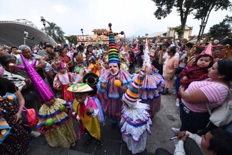 Niños danzantes participan en la tradicional procesión en honor a Santa María Magdalena, patrona de Xico, Veracruz, donde durante varios días se celebran festividades en su honor.

