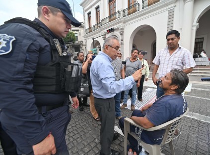 A dos días de haber iniciado una huelga de hambre, Juan Ricardo Ordóñez Jerez, originario de Coatzacoalcos, bloqueó la vialidad en Enríquez, frente al Palacio de Gobierno de Veracruz, mientras portaba una cadena y permanecía sentado en una silla. Elementos de la policía estatal y representantes de Política Regional lograron convencerlo de entablar un diálogo con personal del gobierno.