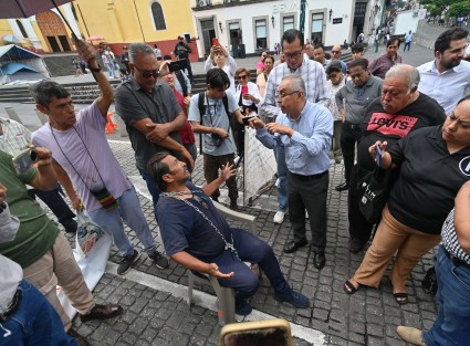 A dos días de haber iniciado una huelga de hambre, Juan Ricardo Ordóñez Jerez, originario de Coatzacoalcos, bloqueó la vialidad en Enríquez, frente al Palacio de Gobierno de Veracruz, mientras portaba una cadena y permanecía sentado en una silla. Elementos de la policía estatal y representantes de Política Regional lograron convencerlo de entablar un diálogo con personal del gobierno.