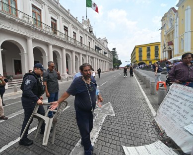 A dos días de haber iniciado una huelga de hambre, Juan Ricardo Ordóñez Jerez, originario de Coatzacoalcos, bloqueó la vialidad en Enríquez, frente al Palacio de Gobierno de Veracruz, mientras portaba una cadena y permanecía sentado en una silla. Elementos de la policía estatal y representantes de Política Regional lograron convencerlo de entablar un diálogo con personal del gobierno.