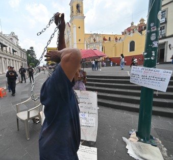 A dos días de haber iniciado una huelga de hambre, Juan Ricardo Ordóñez Jerez, originario de Coatzacoalcos, bloqueó la vialidad en Enríquez, frente al Palacio de Gobierno de Veracruz, mientras portaba una cadena y permanecía sentado en una silla. Elementos de la policía estatal y representantes de Política Regional lograron convencerlo de entablar un diálogo con personal del gobierno.
