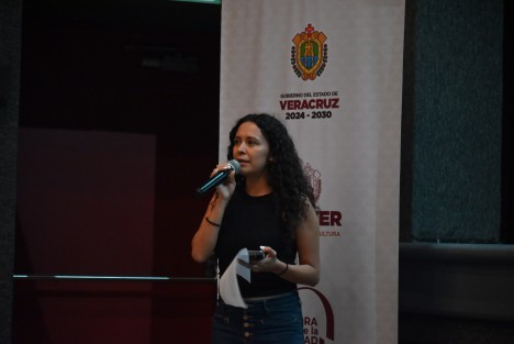 El fotoperiodista Héctor Adolfo Quintanar Pérez presentó este miércoles 17 de julio en el Ágora de la Ciudad de Xalapa su libro “Un ejército de niños armados que corren con sandalias”. El evento contó con la participación de la periodista de investigación Flavia Morales, quien dirigió un conversatorio sobre la obra. Al finalizar, se inauguró la exposición fotográfica “Más allá de este lugar de ira y llantos”, también del autor, que estará en exhibición hasta el 3 de agosto
