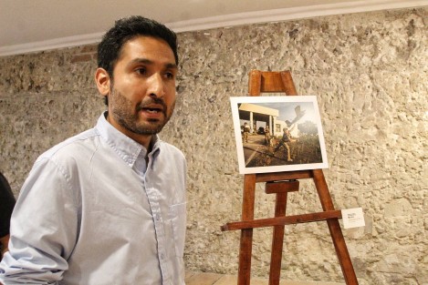 El fotoperiodista Héctor Adolfo Quintanar Pérez presentó este miércoles 17 de julio en el Ágora de la Ciudad de Xalapa su libro “Un ejército de niños armados que corren con sandalias”. El evento contó con la participación de la periodista de investigación Flavia Morales, quien dirigió un conversatorio sobre la obra. Al finalizar, se inauguró la exposición fotográfica “Más allá de este lugar de ira y llantos”, también del autor, que estará en exhibición hasta el 3 de agosto
