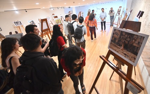 El fotoperiodista Héctor Adolfo Quintanar Pérez presentó este miércoles 17 de julio en el Ágora de la Ciudad de Xalapa su libro “Un ejército de niños armados que corren con sandalias”. El evento contó con la participación de la periodista de investigación Flavia Morales, quien dirigió un conversatorio sobre la obra. Al finalizar, se inauguró la exposición fotográfica “Más allá de este lugar de ira y llantos”, también del autor, que estará en exhibición hasta el 3 de agosto
