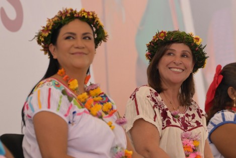 Desde el corazón del pueblo totonaco, la gobernadora Rocío Nahle García y la secretaria de Bienestar, Ariadna Montiel Reyes, encabezaron la entrega de tarjetas del FAISPIAM a comunidades nahuas y totonacas de Gutiérrez Zamora, Papantla y Tecolutla.
 