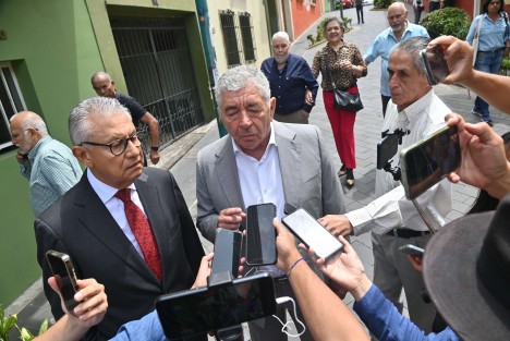 El exprocurador general de la República Ignacio Morales Lechuga advirtió que el simple hecho de decir “la verdad” en un texto periodístico no puede considerarse un ataque de violencia de género contra las mujeres.

“Nunca decir la verdad es un ataque al feminismo o de violencia de género. Es una expresión de libertad. Y la libertad debe ser intocada, como lo establece la Constitución. Cuando uno hace una expresión, puede haber 2 circunstancias. Uno, que se refiera a hechos, en cuyo caso, si el hecho es falso, debe uno rectificarlo. Y la opinión no es rectificable porque esa es subjetiva y eso depende de la persona que lo emite”, defendió.


