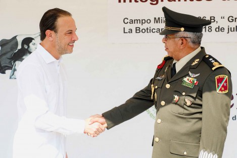 Este viernes el alcalde de Boca del Río, Juan Manuel Unánue Abascal asistió a la Ceremonia de Protesta de Bandera del personal de Conscriptos del Servicio Militar Nacional, Escalón de Adiestramiento 2025. 

En su visita a la 26/a. Zona Militar reconoció la labor del General de Brigada Miguel Ángel Rodríguez Gutiérrez y de todo el personal por su labor en favor de México.