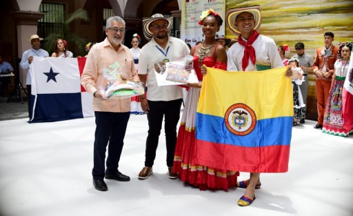  El alcalde Alberto Islas Reyes, en compañía de autoridades municipales, recibió en el patio central de Palacio Municipal a compañías de danza que participarán en la décima tercera edición del Festival Folklórico Internacional de Veracruz “InspirArte”, que se desarrollará desde hoy y hasta el 23 de julio en diversos puntos de la ciudad