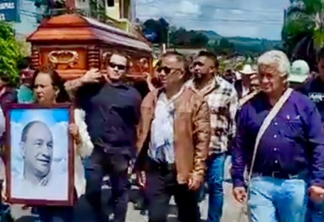 Banderilla Veracruz despidió al ingeniero agrónomo  Arnulfo Rodríguez González, Presidente Municipal electo de este municipio y quien falleciera el viernes pasado a causa de un infarto. Familiares Amigos y simpatizantes, le dieron el último adiós.