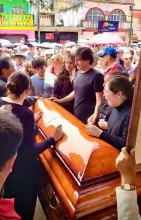 Banderilla Veracruz despidió al ingeniero agrónomo  Arnulfo Rodríguez González, Presidente Municipal electo de este municipio y quien falleciera el viernes pasado a causa de un infarto. Familiares Amigos y simpatizantes, le dieron el último adiós.