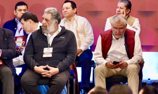Tras varios días de ausencia en la escena pública, el senador Adán Augusto López reapareció durante el Congreso Nacional de Morena, donde fue recibido con apoyo, porras y gritos de “¡No estás solo!”. A pesar del entusiasmo de la militancia, el senador se mantuvo discreto, ubicado en la orilla del recinto, como se muestra en la imagen.