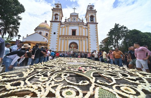 Este fin de semana, miles de turistas y pobladores se unieron con entusiasmo para celebrar a Santa María Magdalena, patrona del hermoso Pueblo Mágico de Xico.  
Entre música, color y el impresionante arco floral, la comunidad vivió una de sus fiestas más queridas y esperadas del año.

