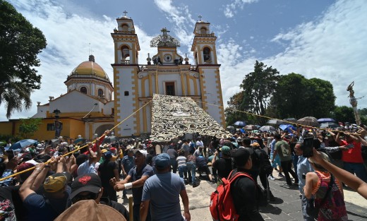 Este fin de semana, miles de turistas y pobladores se unieron con entusiasmo para celebrar a Santa María Magdalena, patrona del hermoso Pueblo Mágico de Xico.  
Entre música, color y el impresionante arco floral, la comunidad vivió una de sus fiestas más queridas y esperadas del año.

