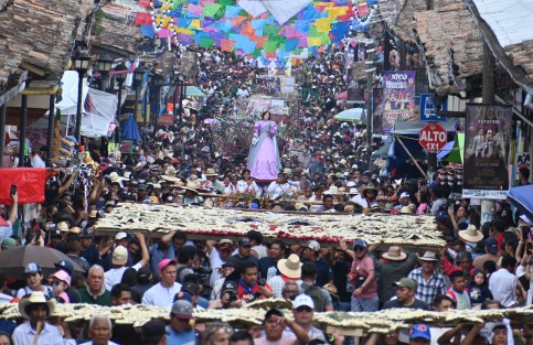 Este fin de semana, miles de turistas y pobladores se unieron con entusiasmo para celebrar a Santa María Magdalena, patrona del hermoso Pueblo Mágico de Xico.  
Entre música, color y el impresionante arco floral, la comunidad vivió una de sus fiestas más queridas y esperadas del año.

