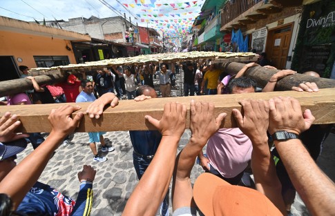 Este fin de semana, miles de turistas y pobladores se unieron con entusiasmo para celebrar a Santa María Magdalena, patrona del hermoso Pueblo Mágico de Xico.  
Entre música, color y el impresionante arco floral, la comunidad vivió una de sus fiestas más queridas y esperadas del año.


