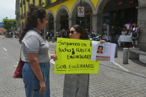 El colectivo “Buscando a Nuestros Desaparecidos y Desaparecidas Veracruzanos”, encabezado por Marisol Ramírez Landa, bloqueo por algunos minutos la calle Enríquez  para exigir atención de las autoridades estatales.

De acuerdo con declaraciones de Ramírez Landa, quien es familiar de Alfredo Tlaxcalteco Calte —joven desaparecido el 3 de febrero de 2010—, las y los manifestantes solicitan una audiencia directa con el secretario de Gobierno de Veracruz. Su objetivo principal es que sus demandas sean escuchadas y atendidas de manera formal.
