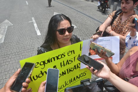El colectivo “Buscando a Nuestros Desaparecidos y Desaparecidas Veracruzanos”, encabezado por Marisol Ramírez Landa, bloqueo por algunos minutos la calle Enríquez  para exigir atención de las autoridades estatales.

De acuerdo con declaraciones de Ramírez Landa, quien es familiar de Alfredo Tlaxcalteco Calte —joven desaparecido el 3 de febrero de 2010—, las y los manifestantes solicitan una audiencia directa con el secretario de Gobierno de Veracruz. Su objetivo principal es que sus demandas sean escuchadas y atendidas de manera formal.
