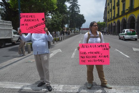 El colectivo “Buscando a Nuestros Desaparecidos y Desaparecidas Veracruzanos”, encabezado por Marisol Ramírez Landa, bloqueo por algunos minutos la calle Enríquez  para exigir atención de las autoridades estatales.

De acuerdo con declaraciones de Ramírez Landa, quien es familiar de Alfredo Tlaxcalteco Calte —joven desaparecido el 3 de febrero de 2010—, las y los manifestantes solicitan una audiencia directa con el secretario de Gobierno de Veracruz. Su objetivo principal es que sus demandas sean escuchadas y atendidas de manera formal.

