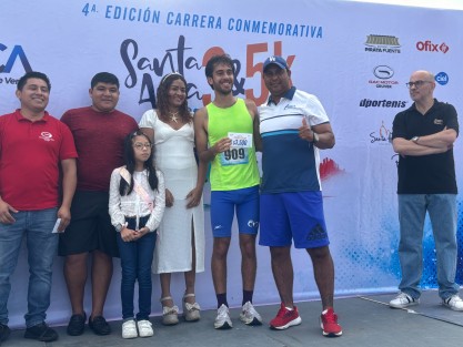 Con más de mil corredores y 200 caninos de diversas razas fue un éxito resultó la cuarta edición de la tradicional Carrera Santa Ana 3 & 5K, efectuada este domingo en el boulevard Vicente Fox, con salida y meta ubicada en el Foro Boca; de esta ciudad.
