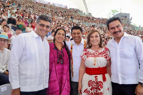 La gobernadora Rocío Nahle García, asistió como invitada especial a la tradicional ceremonia matutina del Lunes del Cerro, celebrada en el Auditorio de la Guelaguetza, donde acompañó al gobernador de Oaxaca, Salomón Jara Cruz, y a la presidenta honoraria del DIF estatal, Irma Bolaños Quijano, en la máxima fiesta de interculturalidad de América Latina.
 
