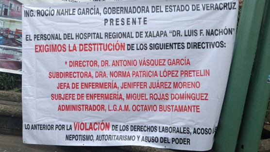 Personal del sector salud del turno matutino del Hospital Civil “Luis F. Nachón” denunció públicamente actos de acoso laboral, malos tratos y represalias por parte de jefaturas, así como una deficiente distribución del personal, que ha derivado en condiciones de trabajo insostenibles. En una manifestación espontánea, exigieron la destitución de funcionarios que, aseguran, no cuentan con la preparación ni el conocimiento del área que dirigen.